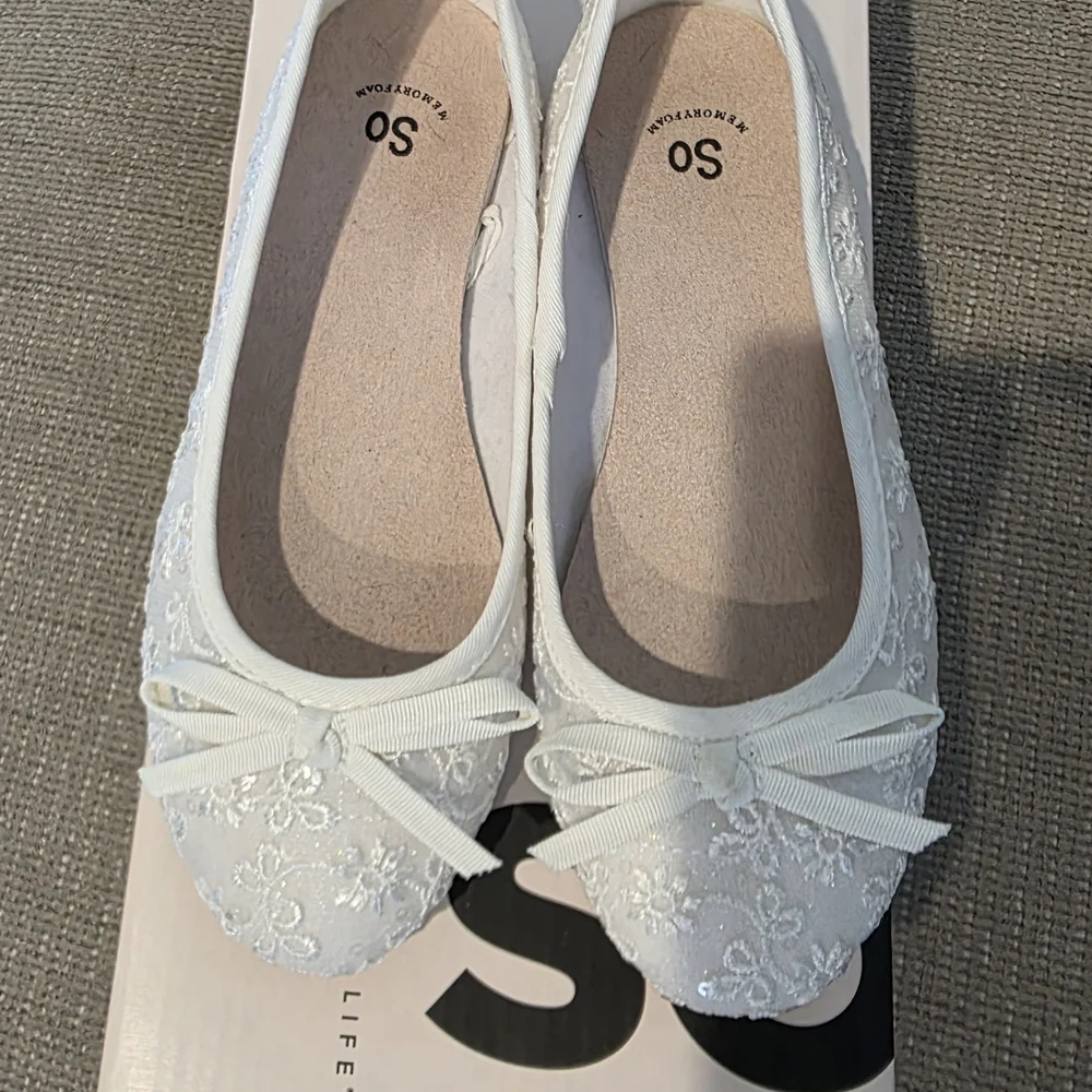 Elegant White Embroidered Flats with Bow